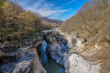 Vadideki dağ nehri.