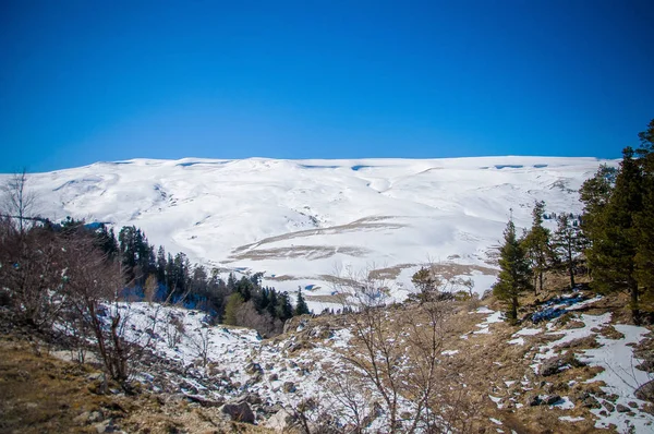 Dağlarda manzara. Adıge Cumhuriyeti. Mart 2018.