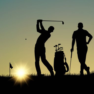 Gün batımında parkta oynayan iki golfçüler siluet