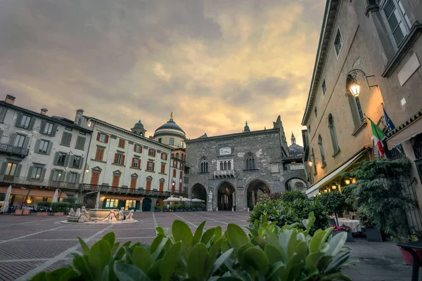 Piazza Vecchia en Bérgamo. Italia — Foto de Stock