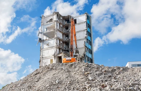 Distruzione di edifici alti — Foto Stock