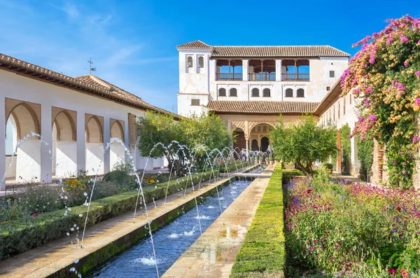 Patio de la Acequia van Generalife in Alhambra Paleis — Stockfoto