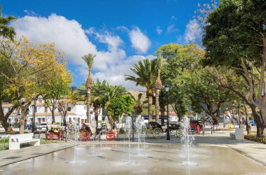 Çeşme ve at arabaları