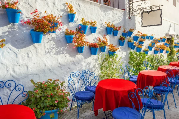 Fachada de casa con flores — Foto de Stock