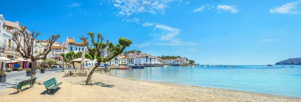 Villaggio Cadaques sul mare Mediterraneo — Foto Stock