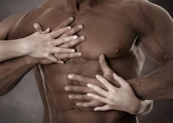 Жіночі руки охоплюють тіло — стокове фото