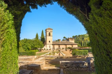 Granada'da Alhambra Sarayı avlusu
