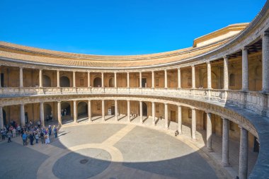 Alhambra palace'nın sütunlarla Atrium