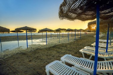 Sonra Benalmadena yakınındaki fırtına günbatımı, plaj