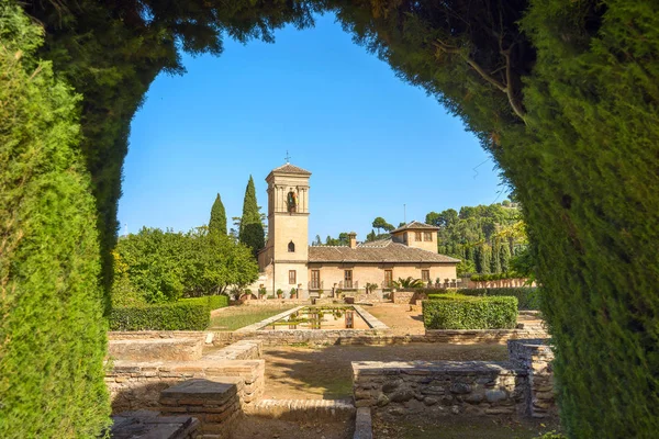 Granada'da Alhambra Sarayı avlusu
