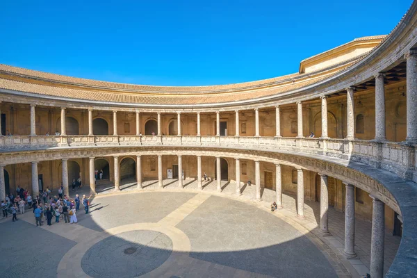 Atrio con colonne del palazzo dell'Alhambra — Foto Stock
