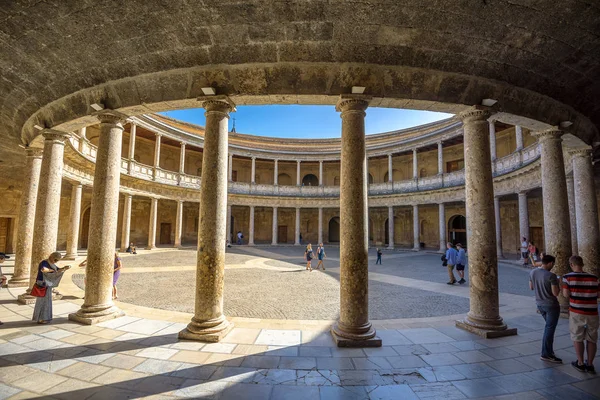 Atrium mit Säulen des Alhambra-Palastes — Stockfoto