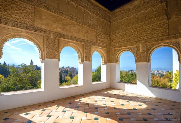 Arredamento interno della camera al palazzo Alhambra — Foto Stock