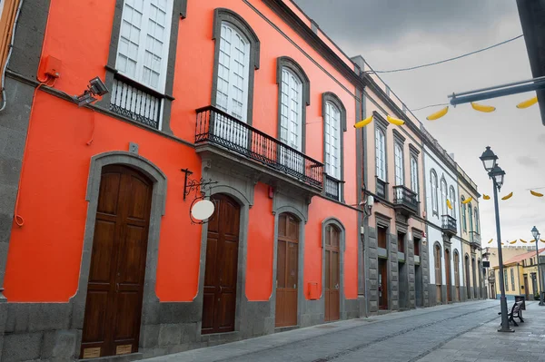 Ulice s barevnými domy ve městě Arucas — Stock fotografie