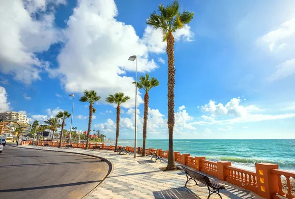 Nadmorskiej promenadzie plaży w miejscowości Benalmadena — Zdjęcie stockowe