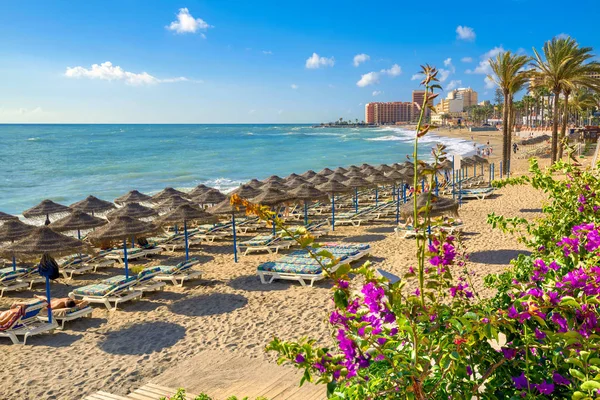 Beach with umbrellas and sunbeds at Benalmadena beach — Stock Photo, Image