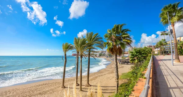 Spiaggia e lungomare sulla spiaggia di Benalmadena — Foto Stock