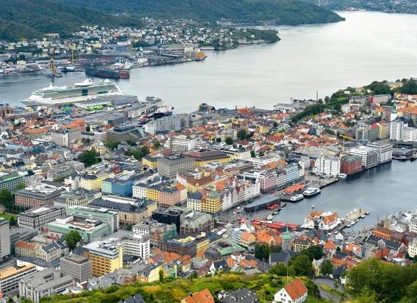 Gamla skandinaviska stadskärna och hamnområde — Stockfoto