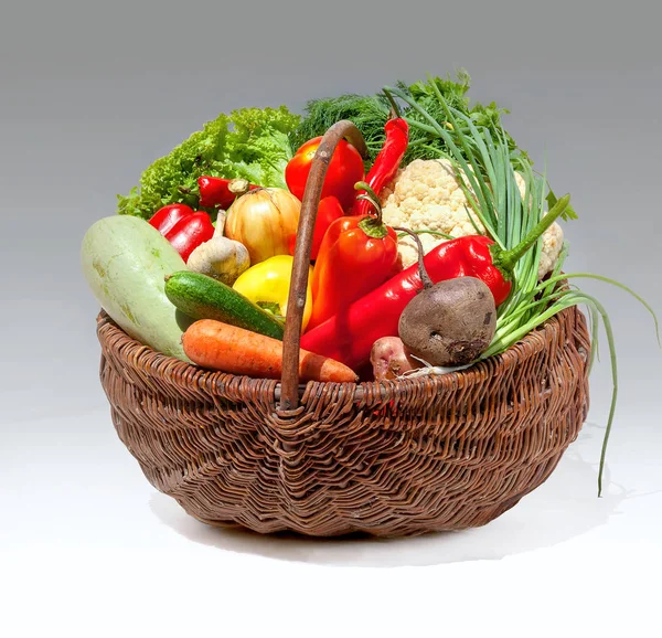 Variedad de verduras de colores en canasta de mimbre —  Fotos de Stock