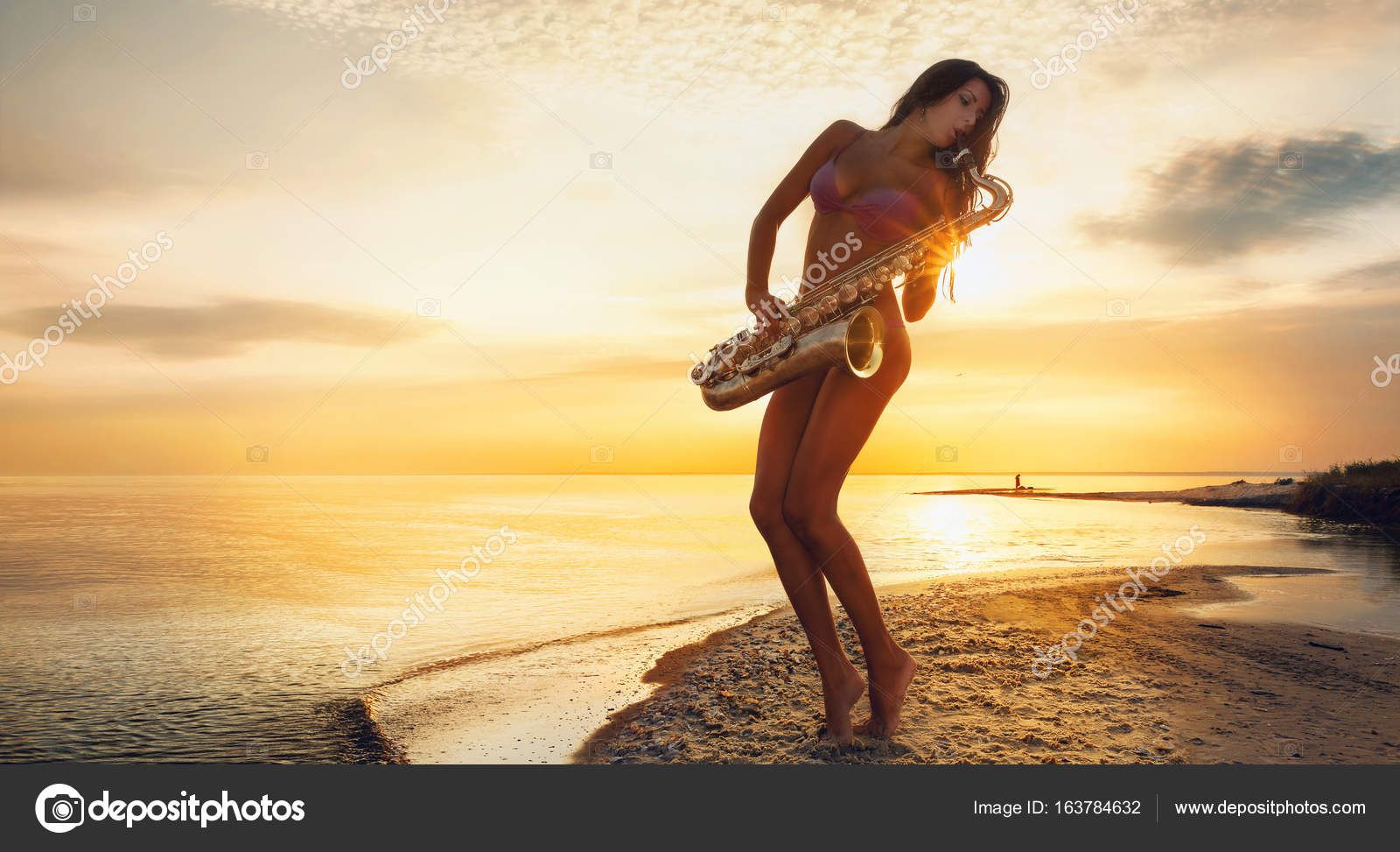 Woman playing on sax Stock Photo by ©Bareta 163784632