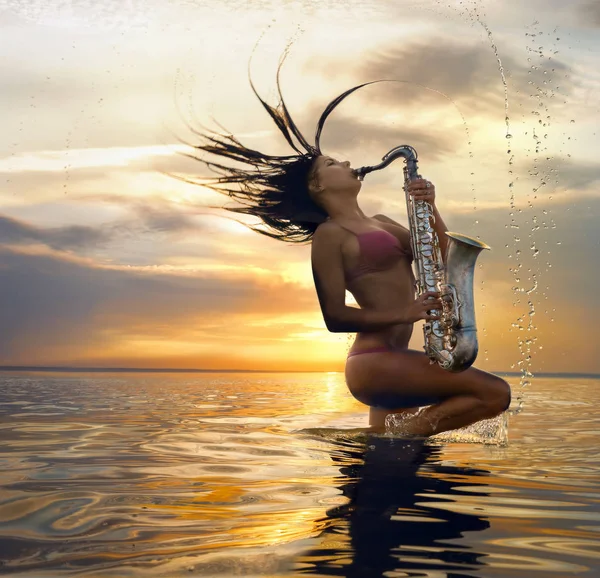 Femme jouant sur le saxophone — Photo