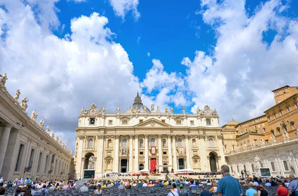 La gente festeggia su quadrato — Foto Stock