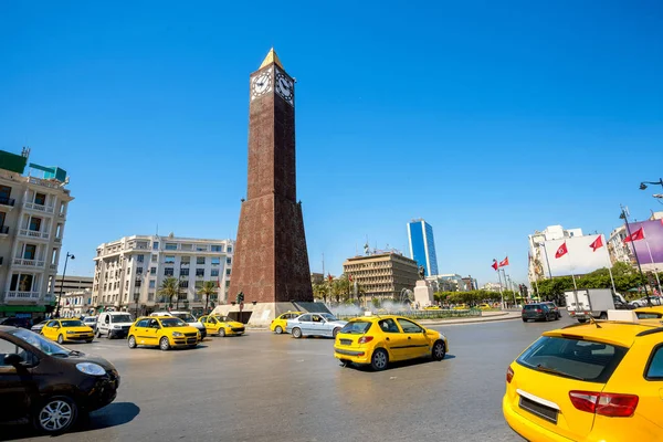 Torre do relógio na praça central — Fotografia de Stock