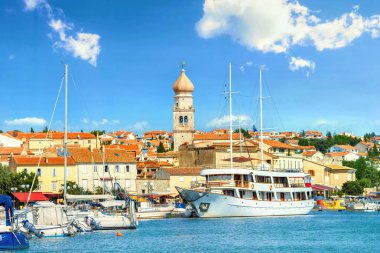 Akdeniz kıyı eski kasaba Krk, Island Krk, Hırvatistan görünümünü