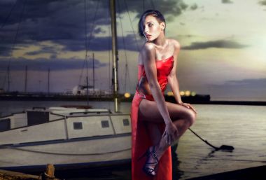 Gece deniz iskele üzerinde kırmızı elbise akşam poz güzel anlamlı genç esmer