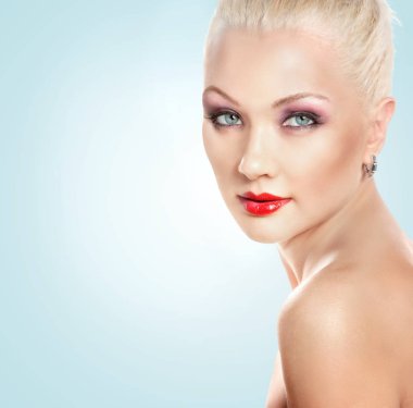 Yakın çekim portre parlak kalıcı makyaj ile güzel genç sarışın