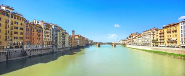  Ponte Vecchio Köprüsü ve Floransa'da Arno Nehri panoramik manzara. Toskana, İtalya   