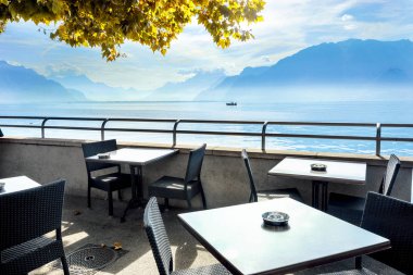 Doğal görünümünden Vevey içinde café Cenevre Gölü üzerinde açın. Vaud kantonu, İsviçre  