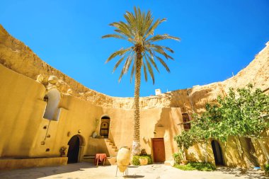 Berber yeraltı konutlarının avlusu. Matmata, Tunus, Kuzey Afrika   
