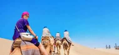 Develer üzerinde sürme turist grubu. Safari Turizm. Sahara Çölü, Tunus, Kuzey Afrika 