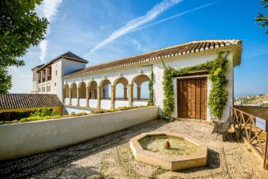 Alhambra Sarayı'nda küçük çeşme ile balkon teras manzarası. Granada, Endülüs, İspanya  