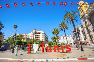 Tunis, Tunus - 05 Temmuz 2017: Street Avenue Bourguiba şehir St Vincent de Paul Katedrali yakınındaki sahnede. Kuzey Afrika              