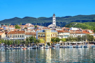 Akdeniz kıyı kasabası Crikvenica görünümünü. Istria, Hırvatistan