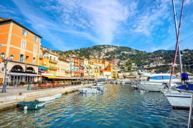 Sahil köyü Villefranche-sur-Mer. Cote d'Azur, Fransa üzerinde renkli evlerin görünümü 