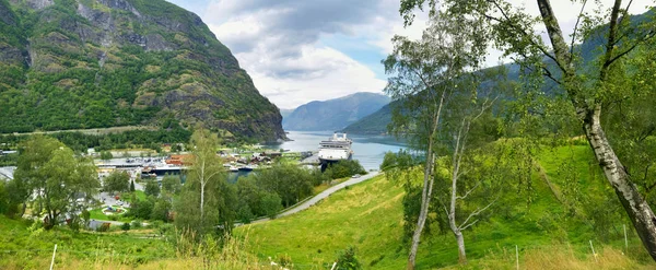 Bağlantı noktası Flam yolcu gemisi ile panoramik manzaralı. Aurlandsfjord, Norveç
