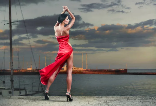 Kırmızı elbiseyi deniz iskelesi akşam poz güzel genç esmer 