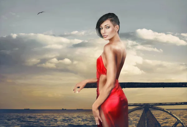 Retrato Hermosa Joven Morena Elegante Posando Vestido Rojo Noche Muelle — Foto de Stock