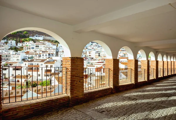 路径通过画廊与拱门窗口和白色村庄米哈斯的看法 安达卢西亚 西班牙 — 图库照片