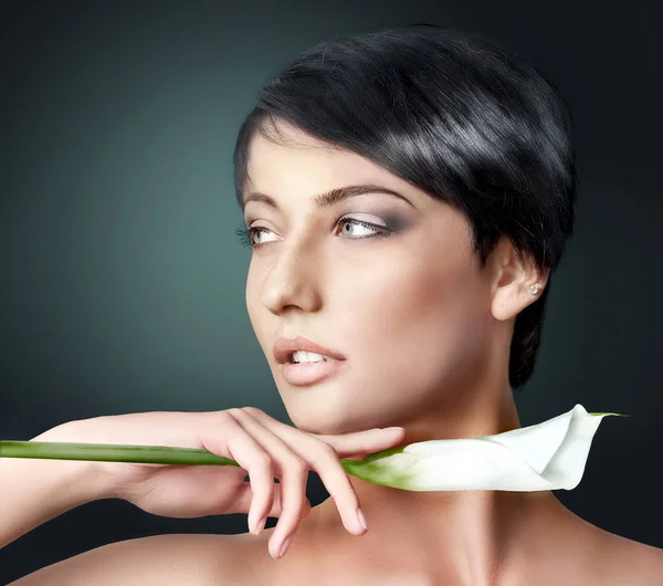 Close Retrato Jovem Mulher Com Calo Branco Fundo Escuro — Fotografia de Stock