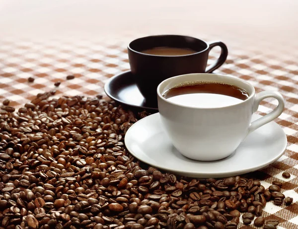 Czarno Białe Filiżanki Kawy Ziaren Kawy — Zdjęcie stockowe