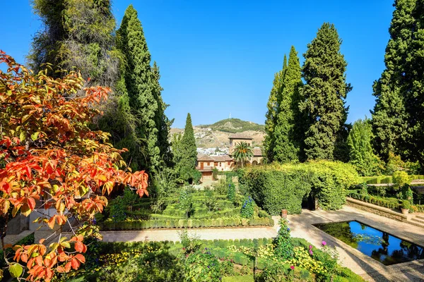 Binnenplaats Met Prachtige Tuin Het Alhambra Palace Granada Andalusië Spanje — Stockfoto