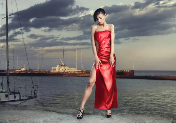 Beautiful Young Brunette Posing Evening Red Dress Sea Quay — Stock Photo, Image