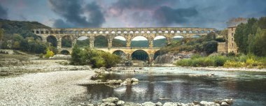 Pont du Gard Roma su kemeri panoramik manzarasını Gardon nehrinde. Fransa, Provence
