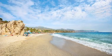 Panoramik plaj Nerja şehirde. Malaga Eyaleti, Costa del Sol, Endülüs, İspanya 