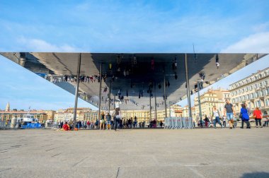 Marseille, Fransa - 01 Ekim 2017: Yürüyüş ve kendi yansıma arıyorsunuz insanlarla Vieux Port adlı modern yansıtılmış tente görünümünü. Provence