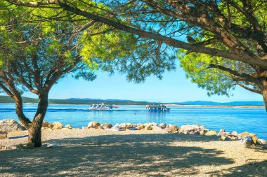 Crikvenica şehirdeki küçük plaj. Kvarner defne, Hırvatistan